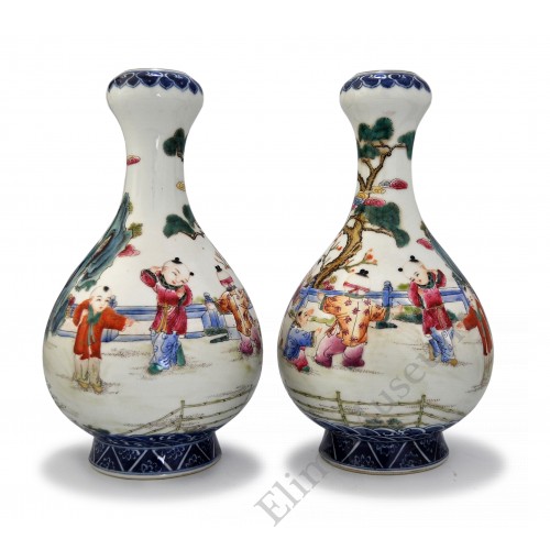 1501 A Qing Fengcai garlic vase with playing children